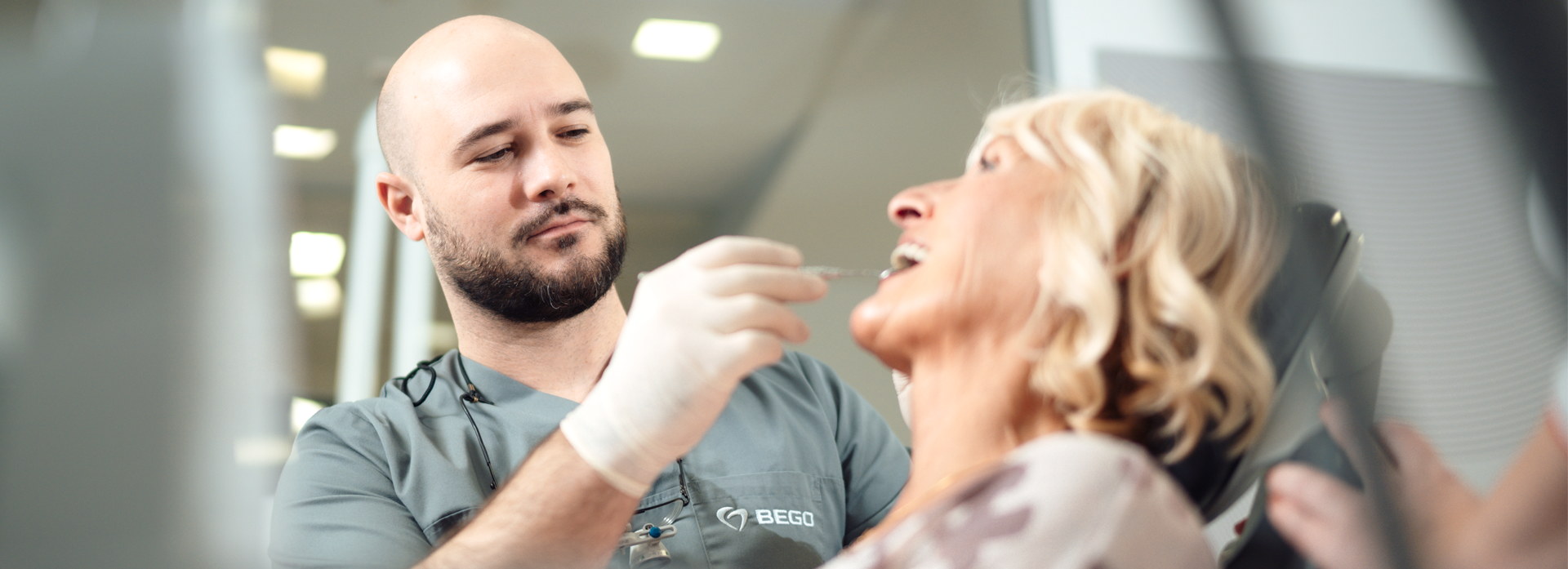 Filip Štimac, dr.med.dent., specijalist oralne kirurgije | Dr. Filip Štimac i pacijentica