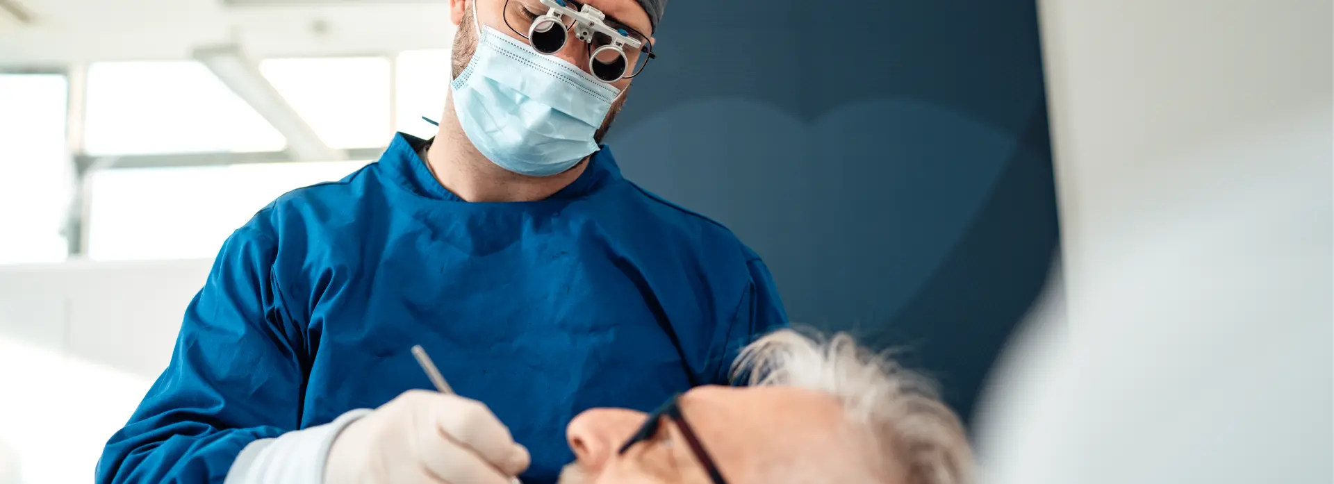 Filip Štimac, dr.med.dent., specijalist oralne kirurgije | dr. Filip Štimac tijekom operacije s pacijentom